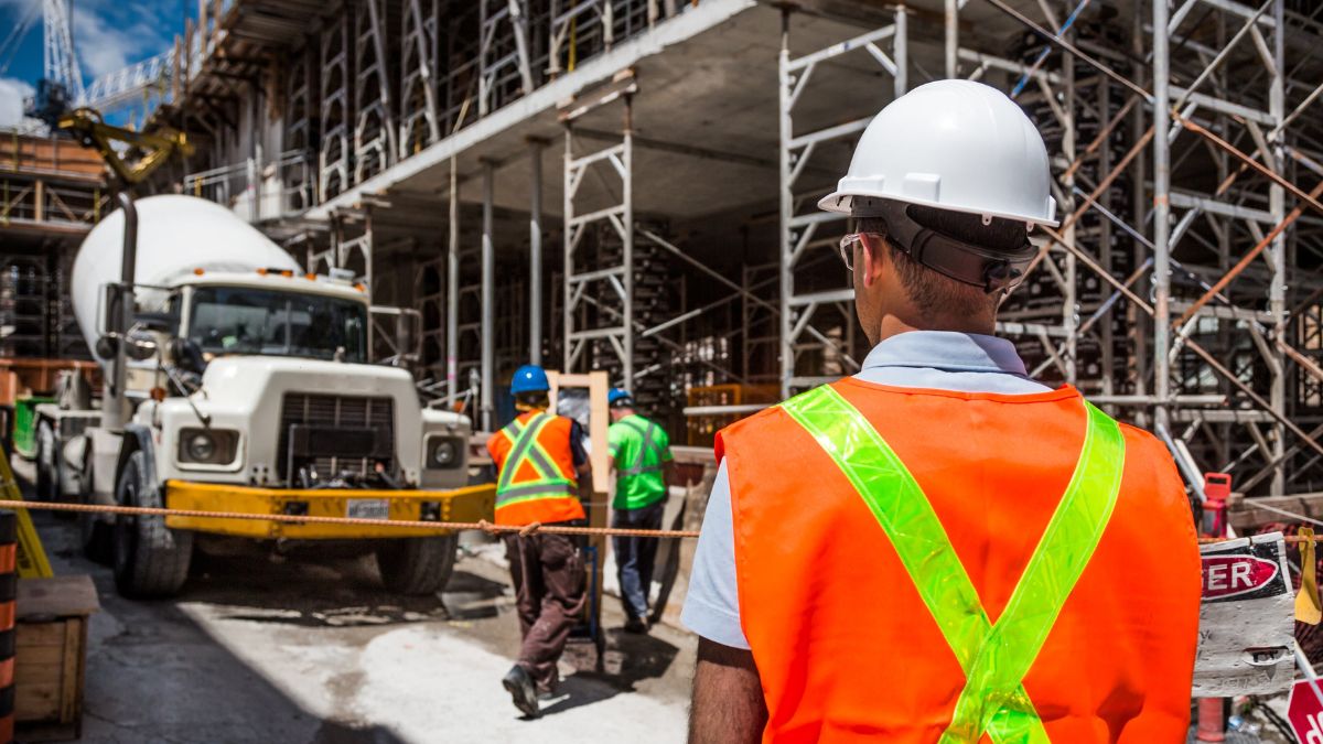 Casque blanc sur chantier : quelle signification ?