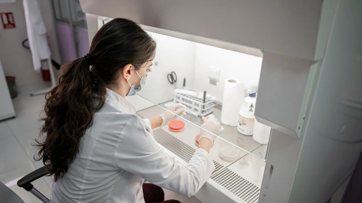 Laboratoires pharmaceutiques : comment protéger les techniciens face aux risques chimiques méconnus ?
