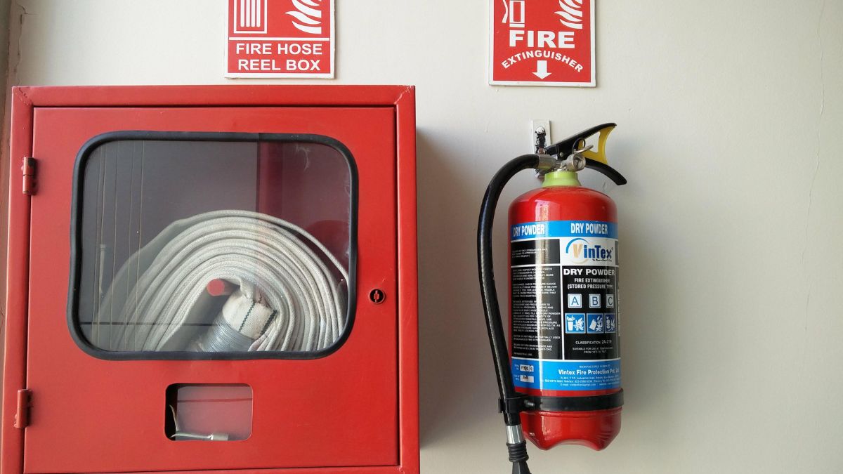 Normes incendie ERP : comment sécuriser vos locaux industriels et bureaux
