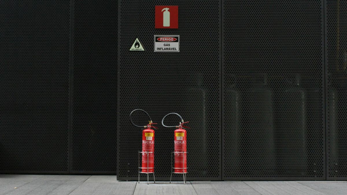 Panneaux de contrôle industriels  : avoir un Extincteur CO2 est obligatoire ?