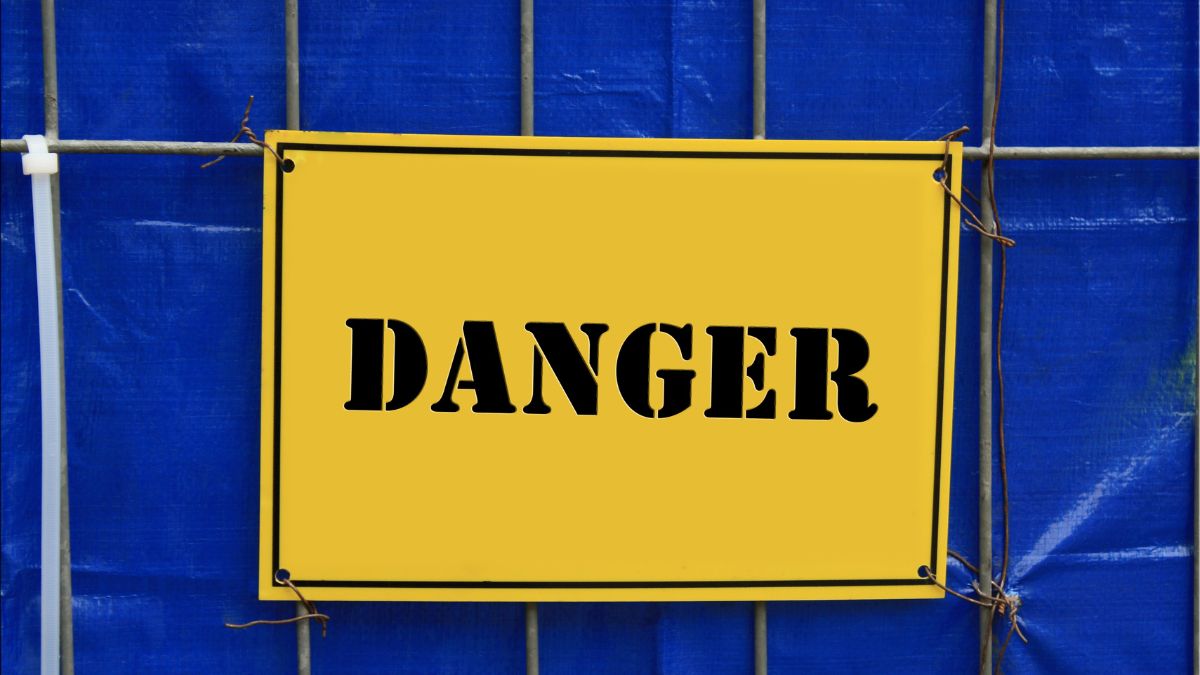 Signalisation des zones dangereuses : les normes et recommandations en 2025