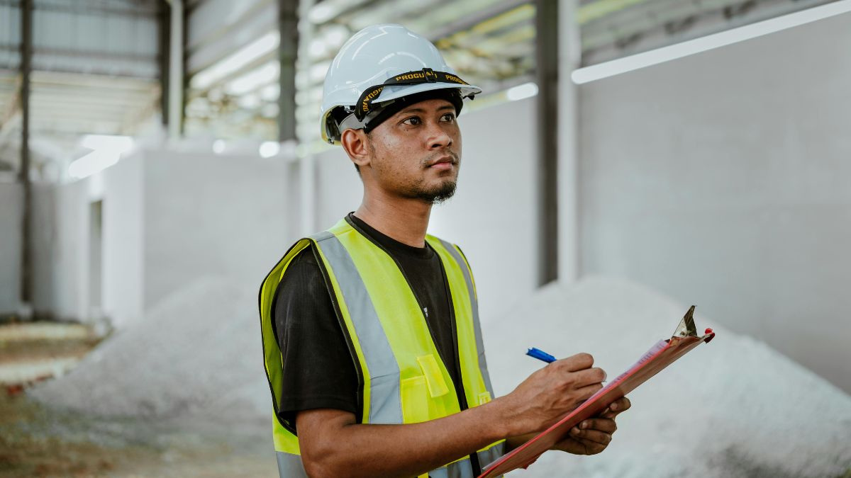 Pourquoi un casque EN 397 se dégrade-t-il plus vite en chantier urbain qu’en zone industrielle ?