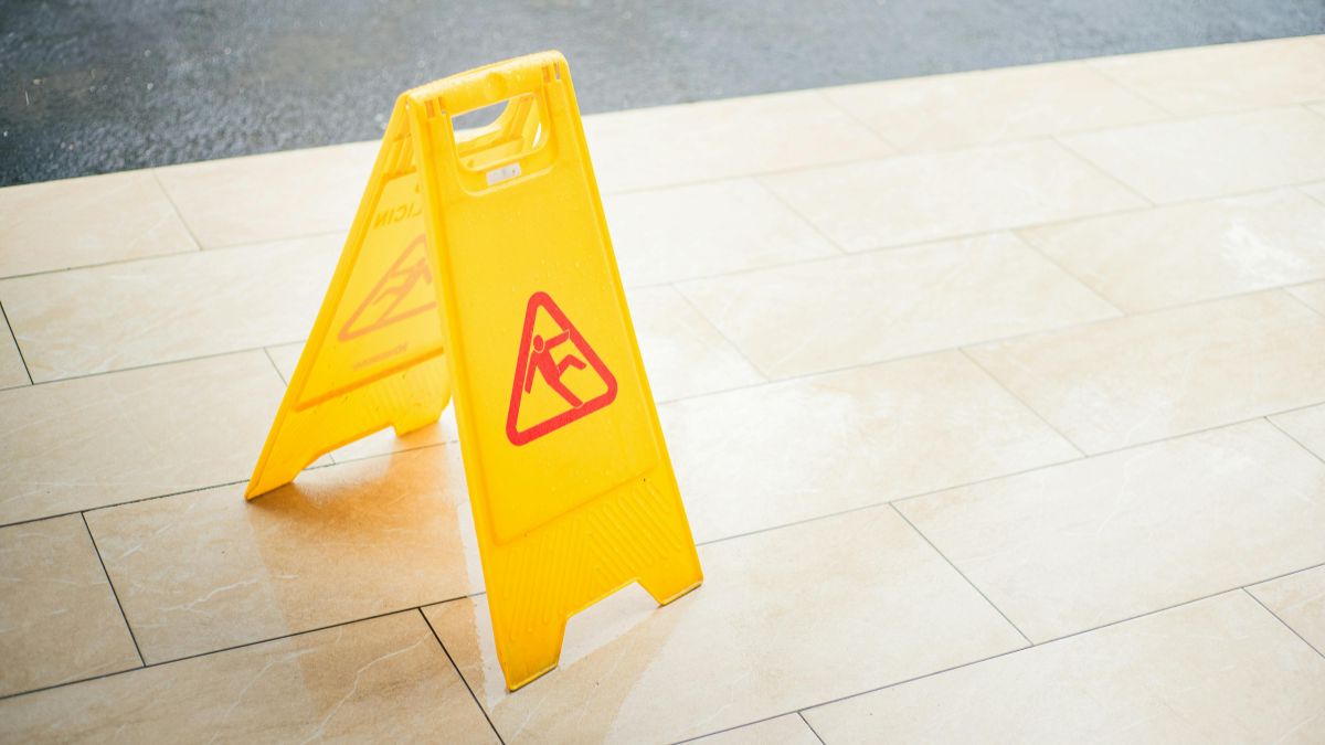Quel modèle de chaussures de sécurité s’adapte le mieux aux sols glissants ?