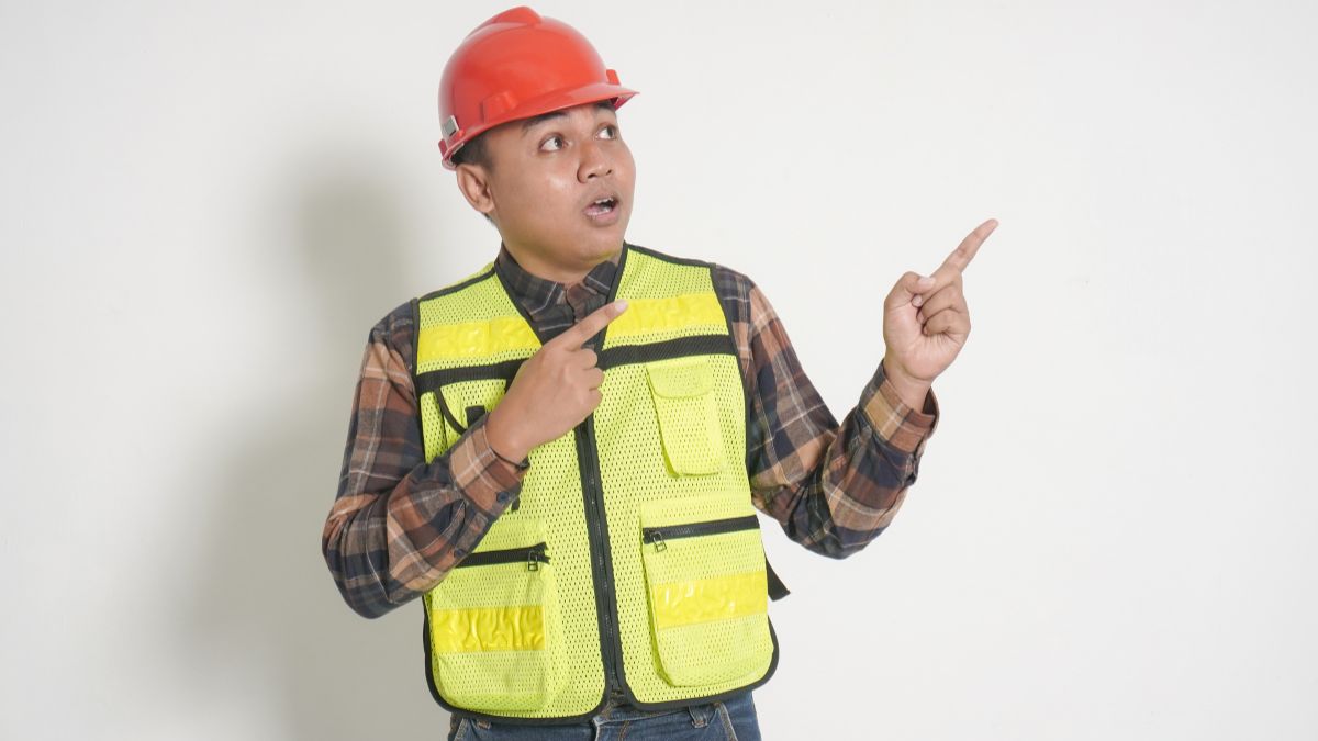Quel type de gilet haute visibilité reste lisible en environnement nocturne avec projections de poussière ?