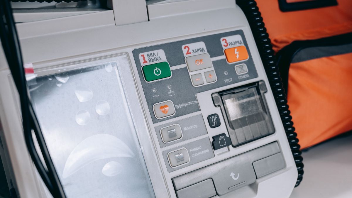 Les DAE automatiques sont-ils plus fiables que les semi-automatiques ?