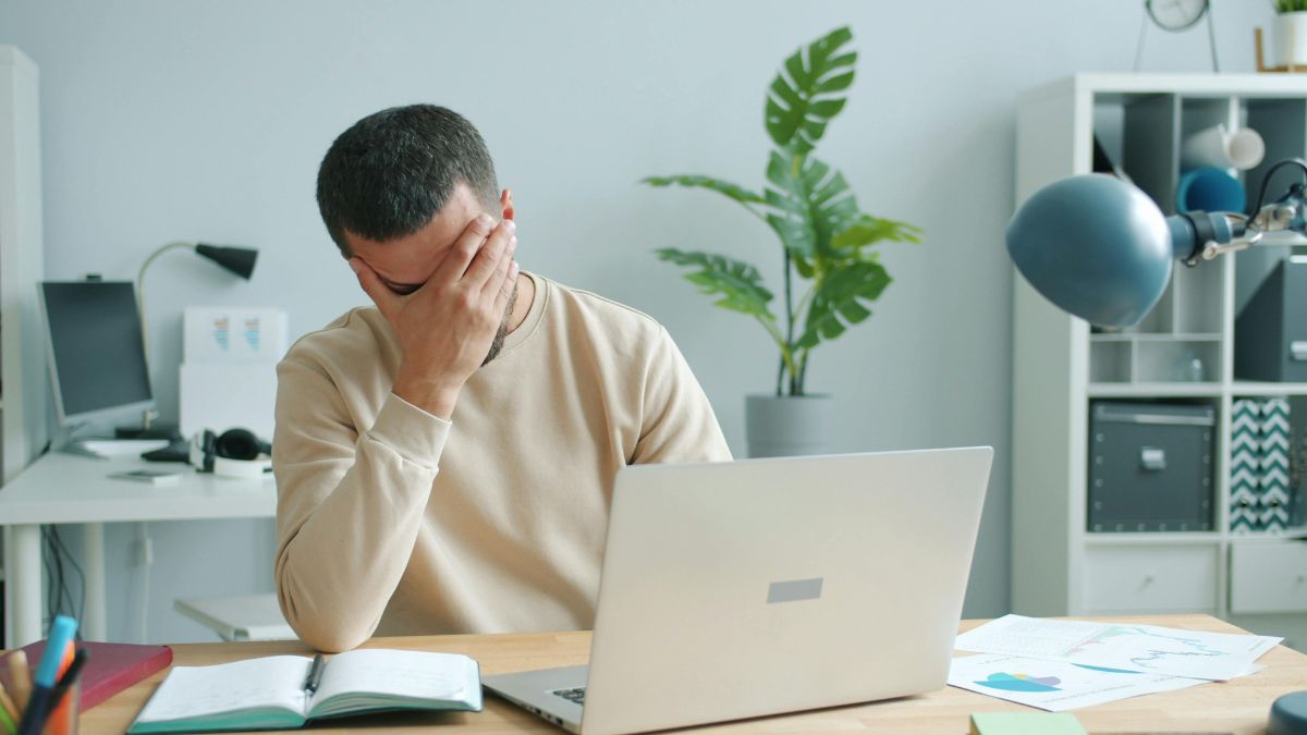 Chaise non réglable et douleurs dorsales : un problème encore sous-estimé en entreprise ?