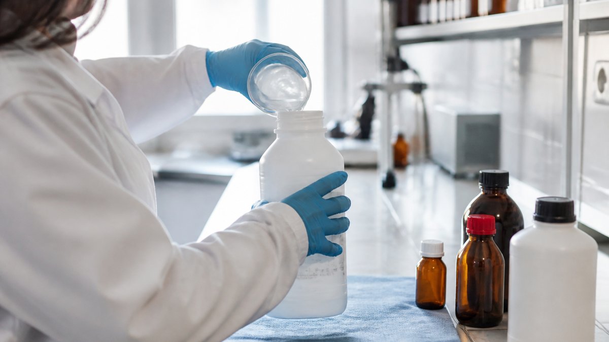 Produit chimique transvasé : quelles informations doivent figurer sur le nouveau contenant ?